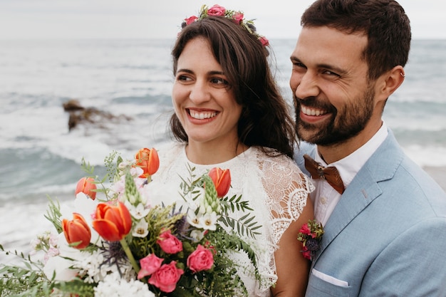 Junges Paar bei einer Strandhochzeit