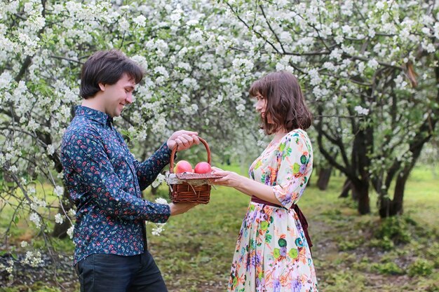 Junges Paar beim Date im Frühlingspark im Freien