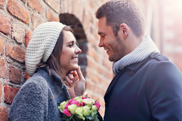 junges Paar beim Date in der Stadt