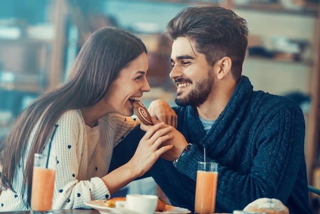 Junges Paar beim Frühstück im Café