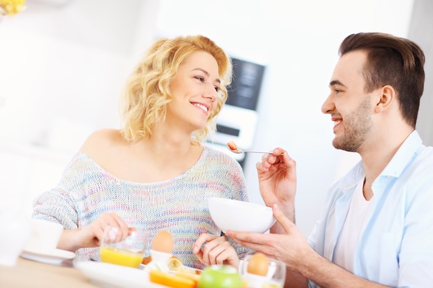 junges Paar beim Frühstück in der Küche