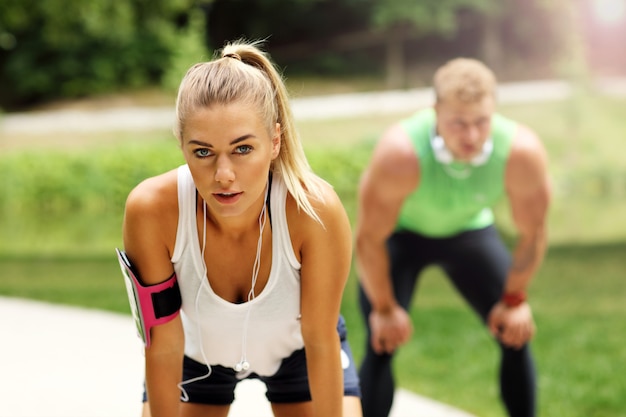 junges Paar beim Joggen im Park im Sommer