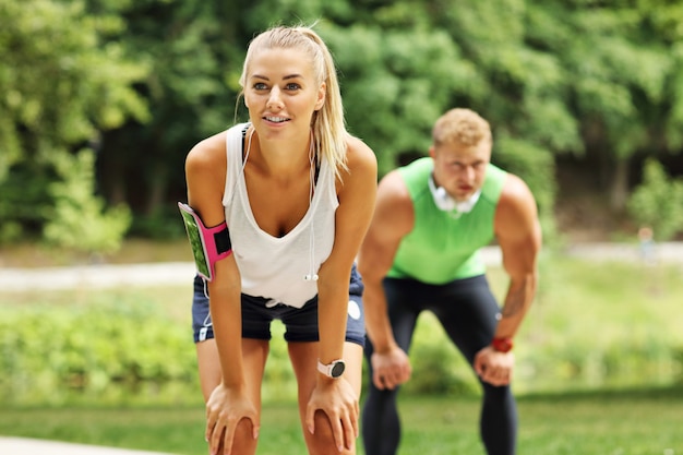 junges Paar beim Joggen im Park im Sommer