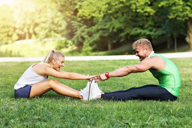 junges Paar beim Joggen im Park im Sommer