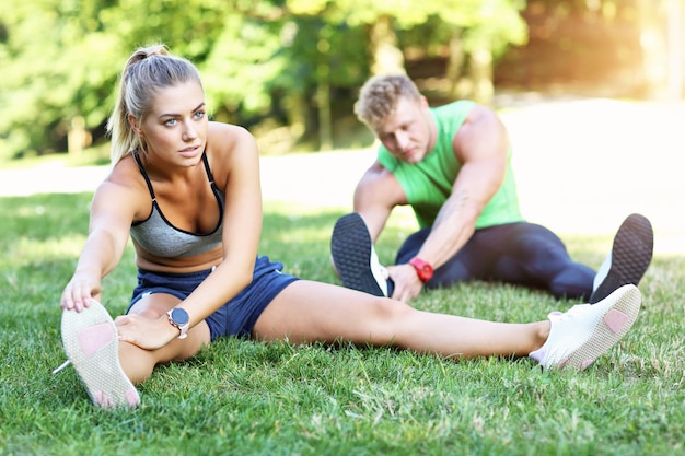 junges Paar beim Joggen im Park im Sommer