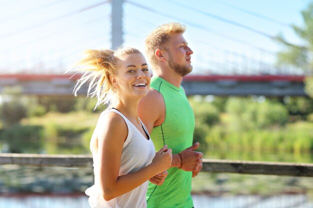 junges Paar beim Joggen im Park im Sommer