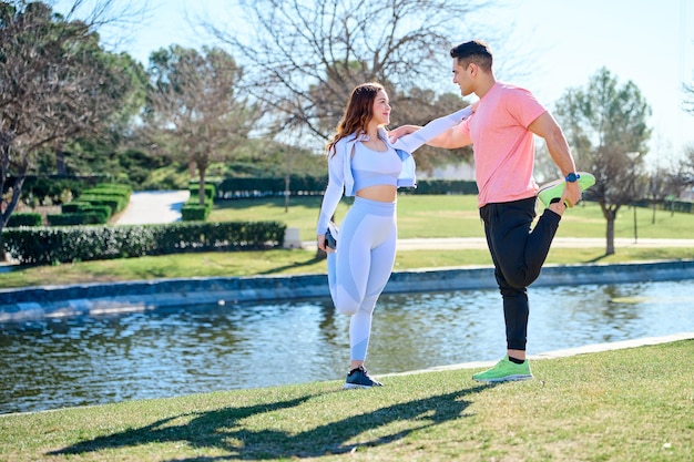 Junges Paar beim Sport im Freien