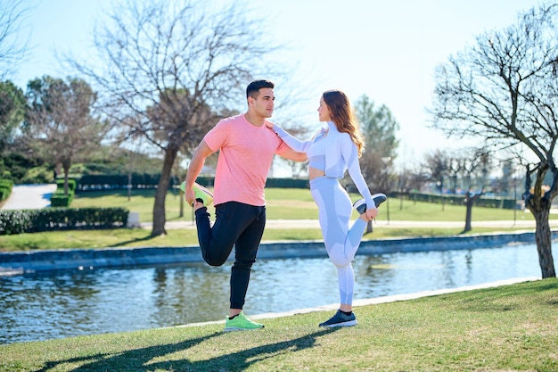 Junges Paar beim Sport im Freien