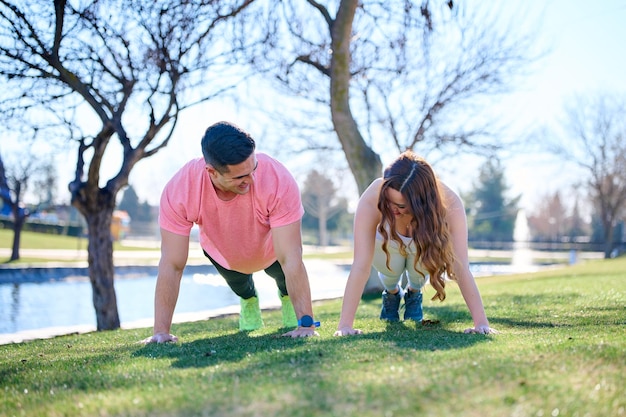 Junges Paar beim Sport im Freien