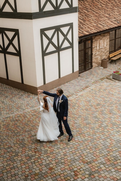 Junges Paar Braut und Bräutigam in einem weißen Kleid