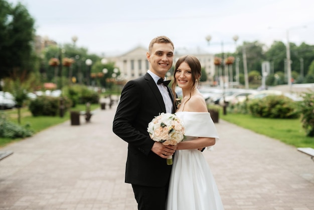 Junges Paar Braut und Bräutigam in einem weißen kurzen Kleid