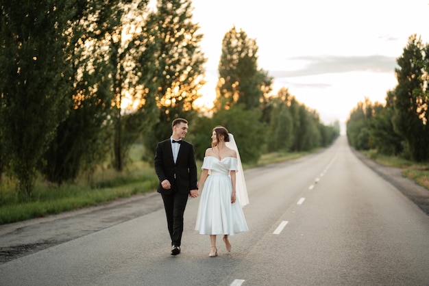 Junges Paar Braut und Bräutigam in einem weißen kurzen Kleid