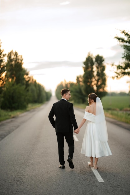 Junges Paar Braut und Bräutigam in einem weißen kurzen Kleid