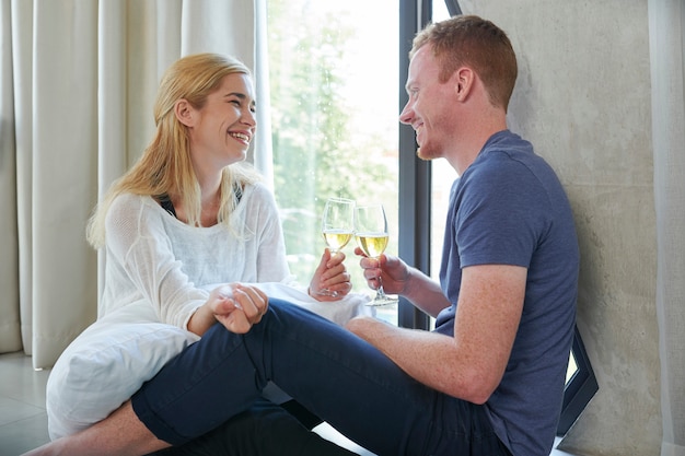 Junges Paar, das am Fenster ruht