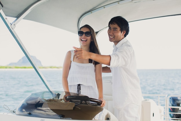 Junges Paar, das auf einer Yacht im Indischen Ozean navigiert