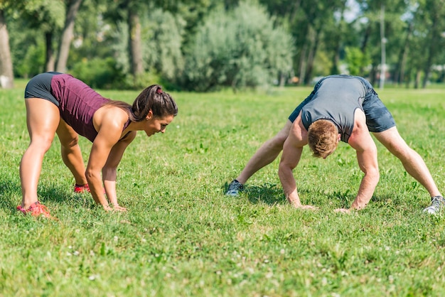 Junges Paar, das Übung im Park hat