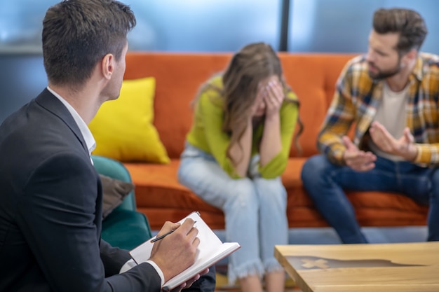 Junges Paar, das einen Streit während der Therapie hat