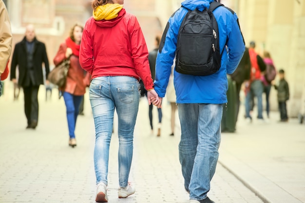 Foto junges paar, das hände auf der straße hält