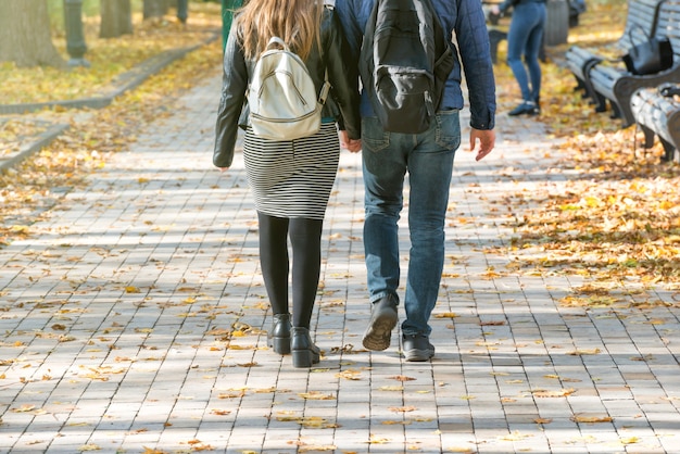 Foto junges paar, das in den herbststadtpark geht