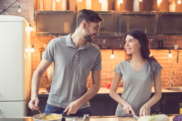 Junges Paar, das in der Küche kocht