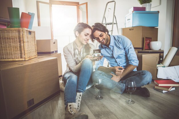 Junges Paar, das in neue Wohnung einzieht