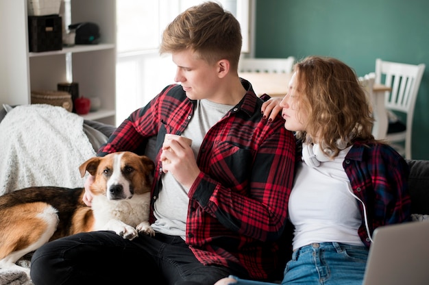 Foto junges paar, das mit hund bleibt