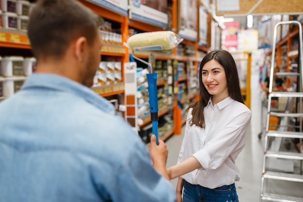 Junges Paar, das Reparaturwerkzeuge im Baumarkt kauft.