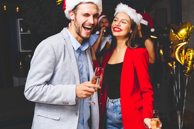 Foto junges paar, das silvester mit champagner feiert