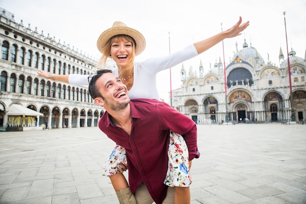 junges Paar, das Spaß hat, während es Venedig besucht - Touristen, die in Italien reisen und die wichtigsten Sehenswürdigkeiten von Venezia besichtigen - Konzepte über Lebensstil, Reisen, Tourismus