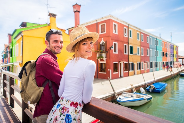 junges Paar, das Spaß hat, während es Venedig besucht - Touristen, die in Italien reisen und die wichtigsten Sehenswürdigkeiten von Venezia besichtigen - Konzepte über Lebensstil, Reisen, Tourismus