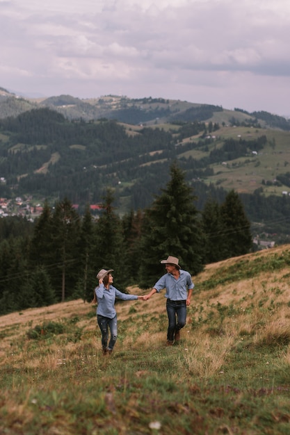 Junges Paar, das Spaß in den Bergen hat