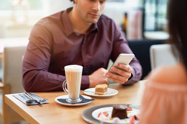 junges Paar genießt Kaffee und Kuchen im Cafe