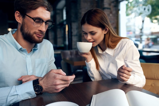 Junges Paar im Café arbeitet Kollegen beim Frühstückslebensstil