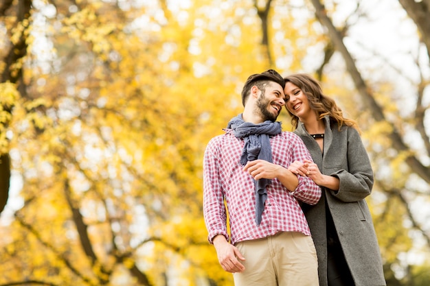 Junges Paar im Herbst Park