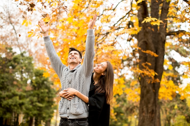 Junges Paar im Herbst Park