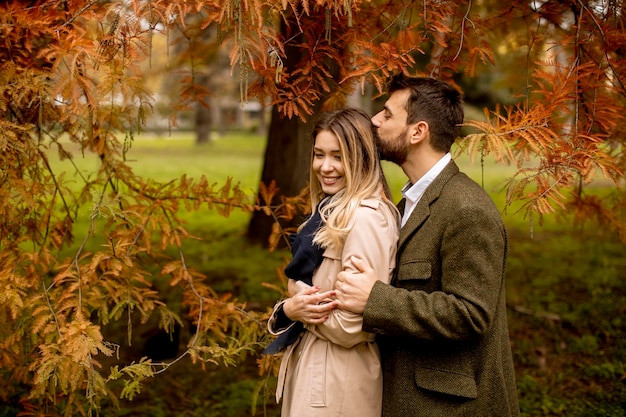 Junges Paar im Herbst Park