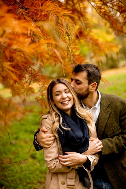 Junges Paar im Herbst Park