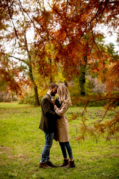 Junges Paar im Herbst Park