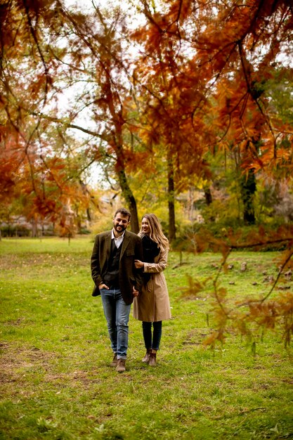 Junges Paar im Herbst Park