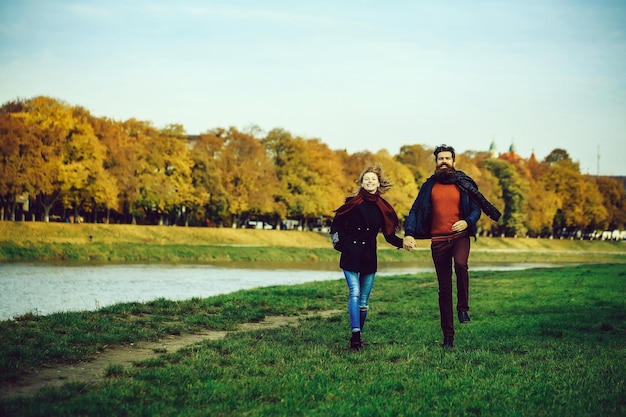 Junges Paar im Herbstpark