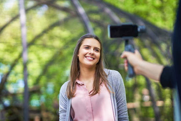 junges Paar im Park spazieren und fotografieren