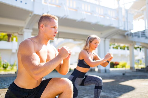 Junges Paar im Sportoutfit beim morgendlichen Training im Freien im heißen Sommer