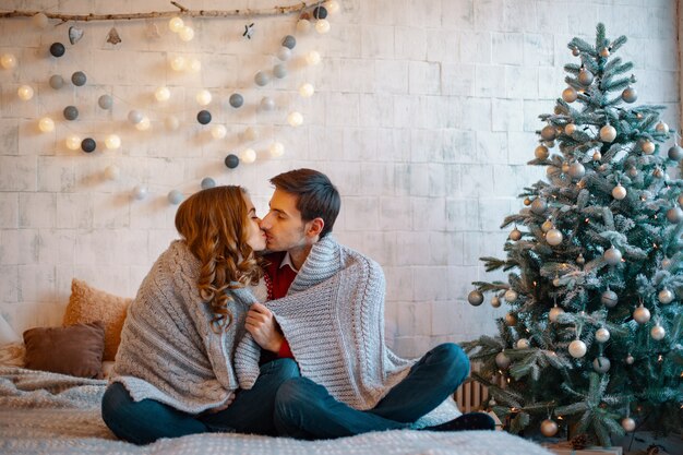 Junges Paar in einer Decke am Heiligabend gewickelt