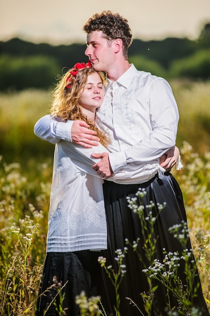 Junges Paar in traditionellen ukrainischen dreses