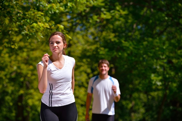 Junges Paar joggt morgens im Park. Gesundheit und Fitness.