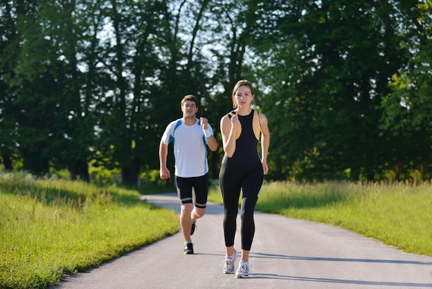 Junges Paar joggt morgens im Park. Gesundheit und Fitness.