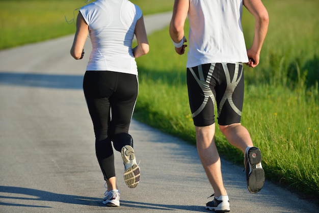 Junges Paar joggt morgens im Park. Gesundheits- und Fitnesskonzept