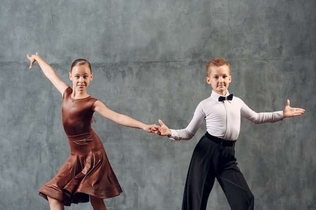 Foto junges paar junge und mädchen tanzen im gesellschaftstanz samba.