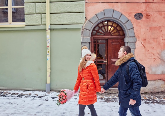 Junges Paar küsst sich im Winter im Freien