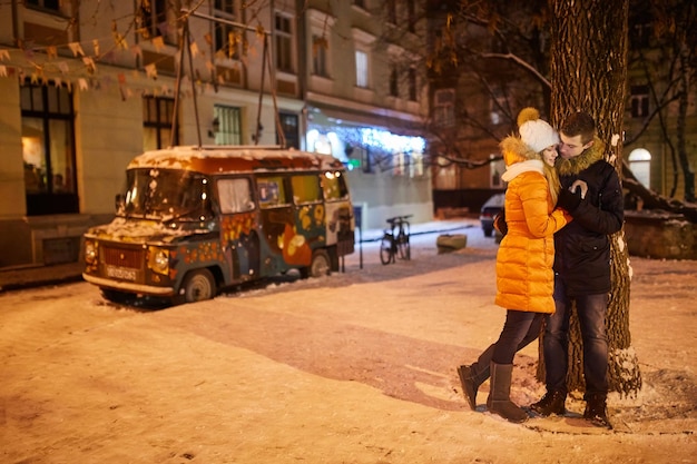 Junges Paar küsst sich im Winter im Freien